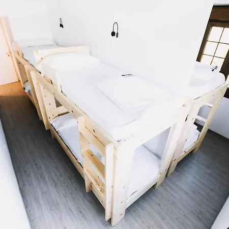 Latas Surf House Hostal *